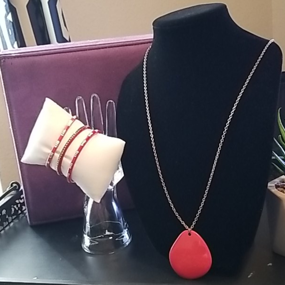 Long necklace and bangles